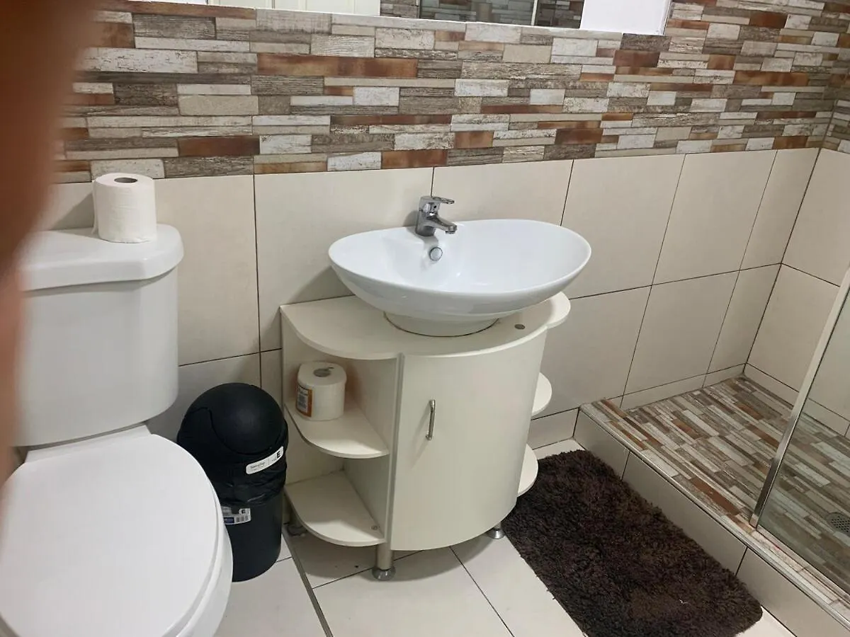Kingston Serenity Suite - 2Br Gated Escape With Pool 0*,