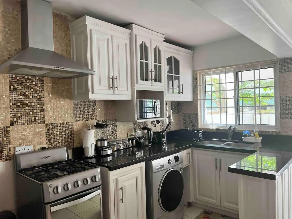Kingston Serenity Suite - 2Br Gated Escape With Pool