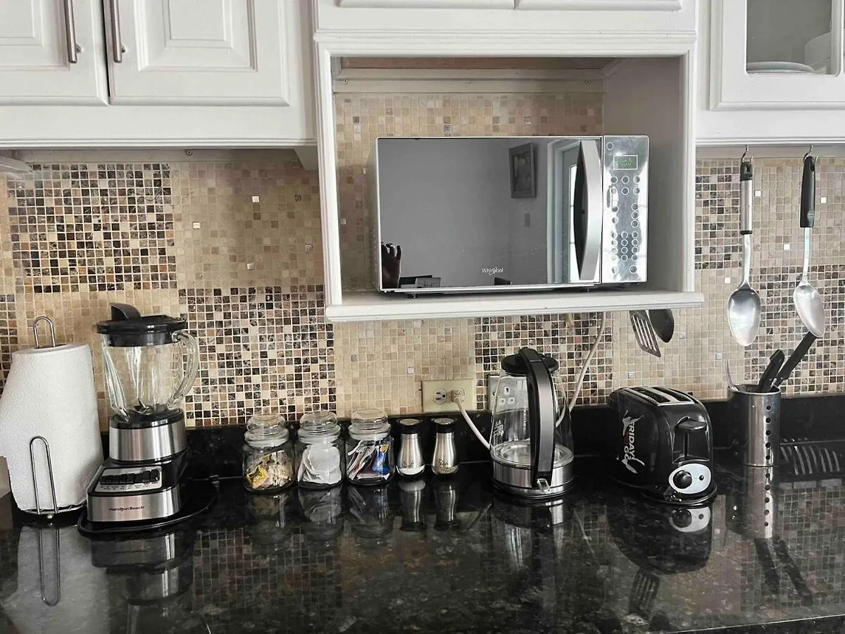 Kingston Serenity Suite - 2Br Gated Escape With Pool Holiday home