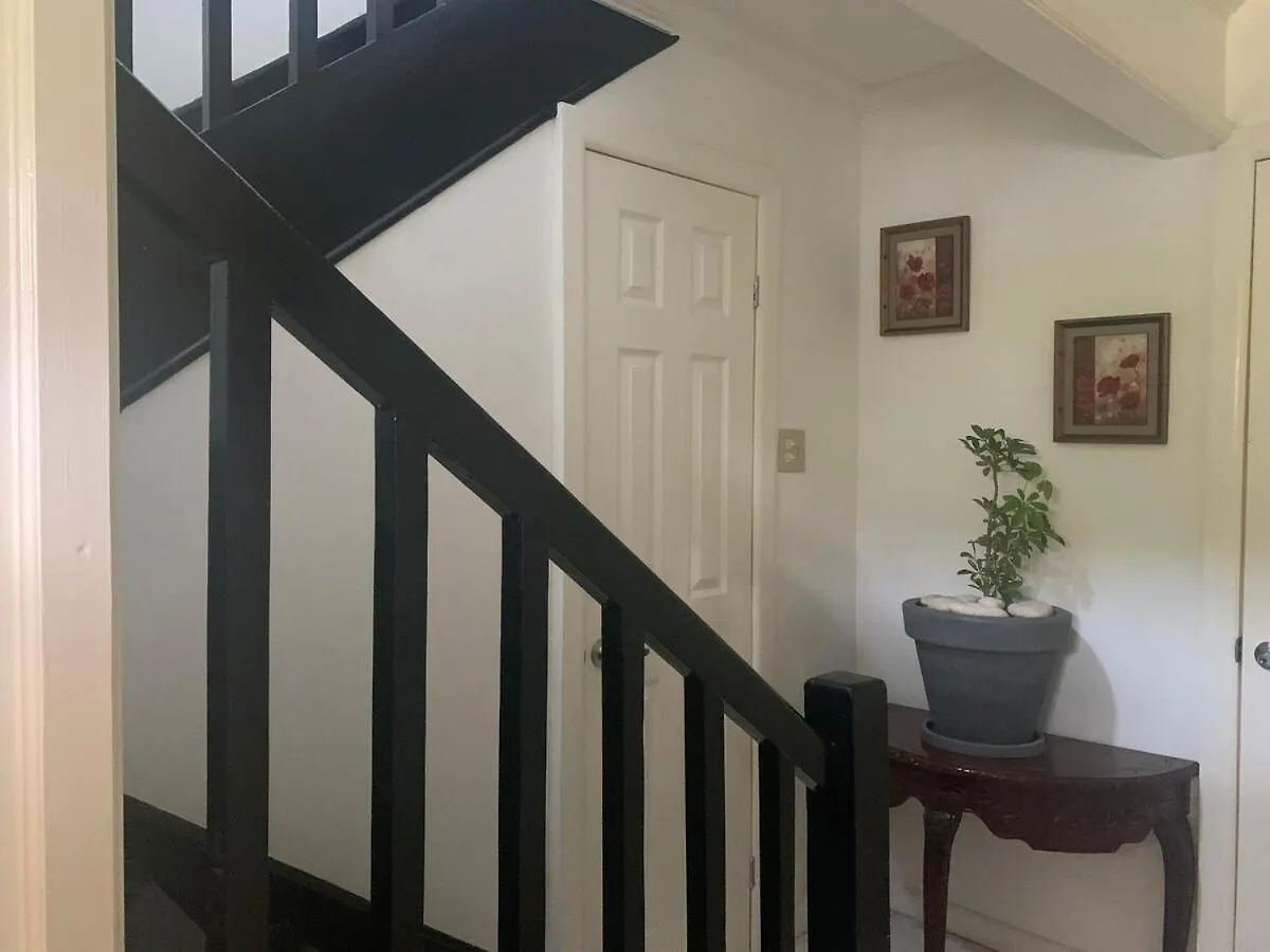 Kingston Serenity Suite - 2Br Gated Escape With Pool